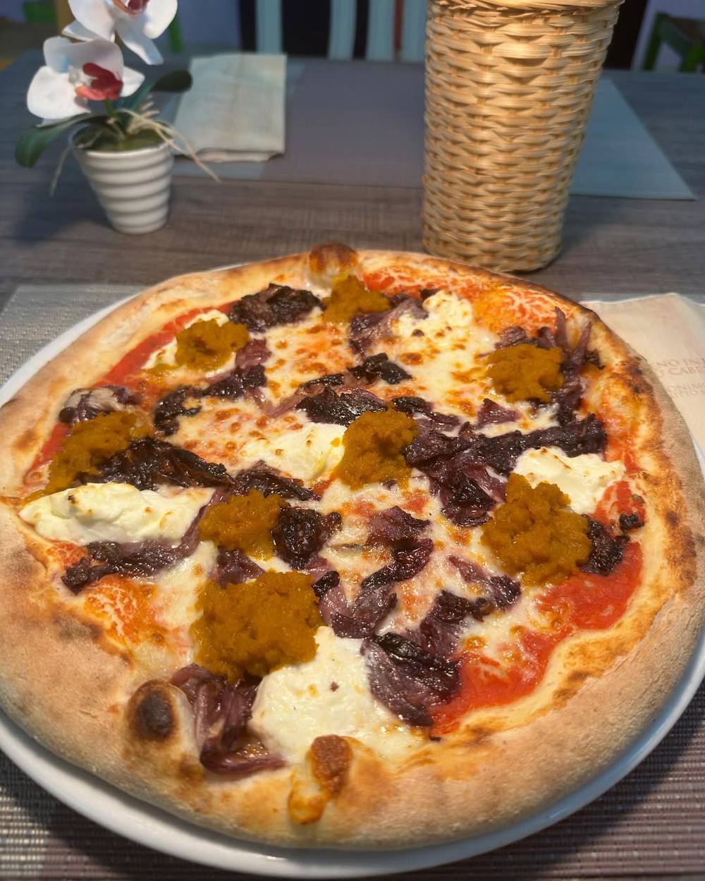 Pizza Autunnale con radicchio, stracciatella e crema di zucca