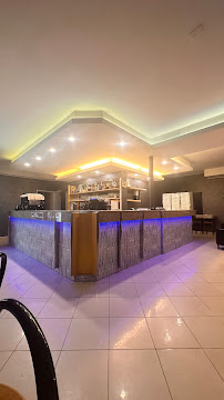 Bancone del locale Pizzeria Canguro Nero con luci ambientali