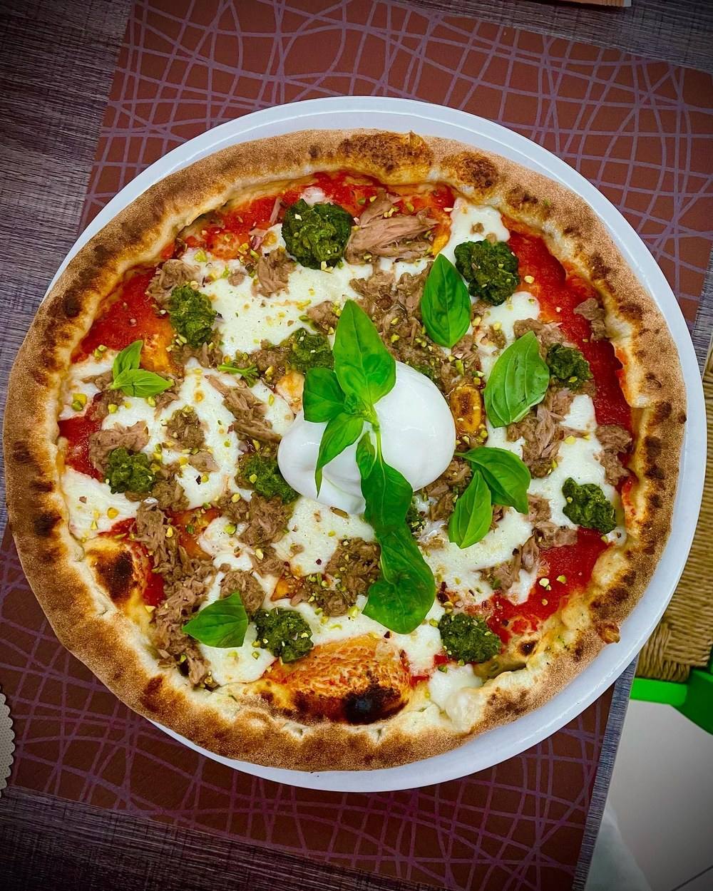 Pizza artigianale della Pizzeria Canguro Nero appena sfornata